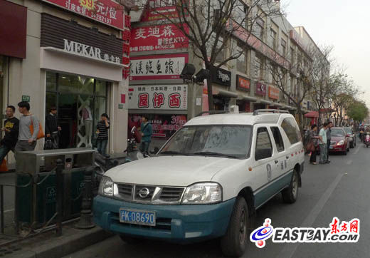 上海醉酒男女闹市上演活春宫 路人围观拍照(